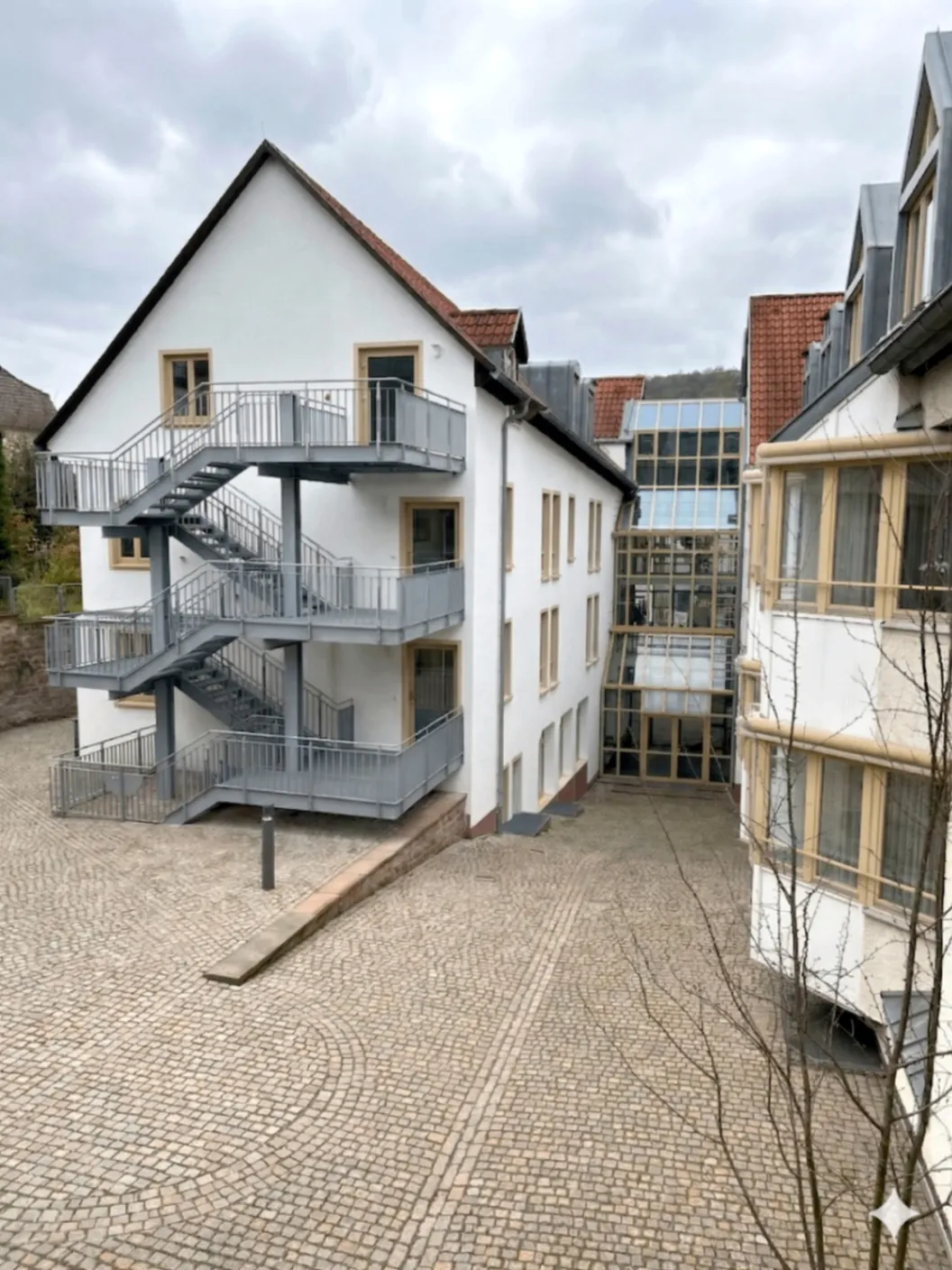 Rückseite mit Außentreppe